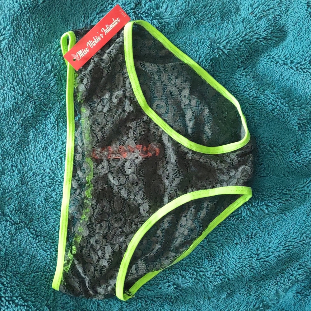 NWT green lace panties ✨Free in bundle!✨